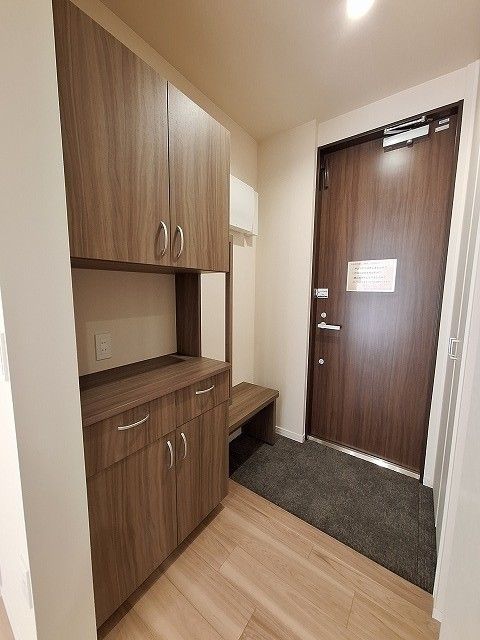 木製の収納と玄関