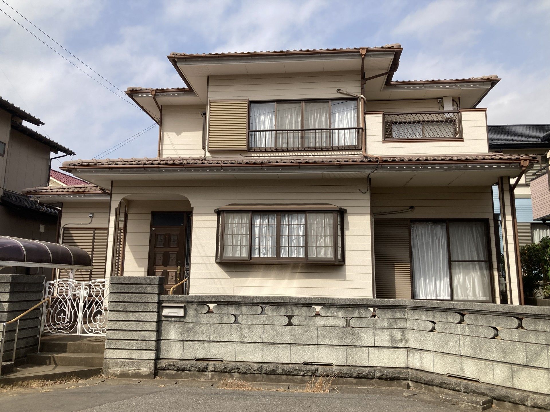 落ち着いた外観の建物