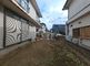 <br>
広々とした庭のある建物外観