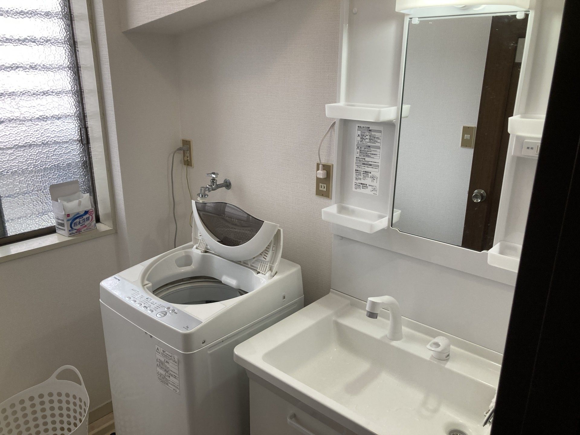 洗濯機と洗面台のある部屋