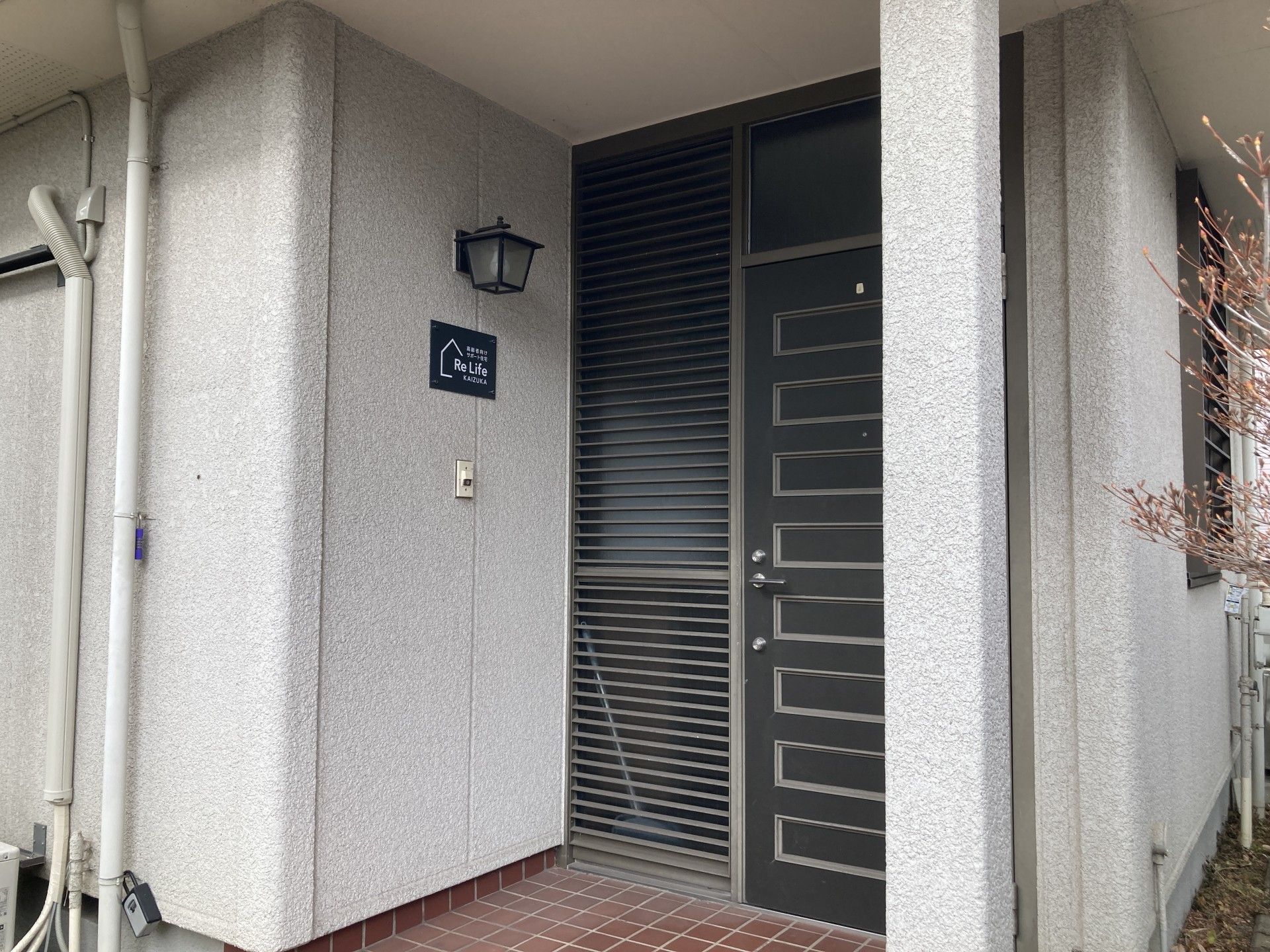 落ち着いた玄関の外観