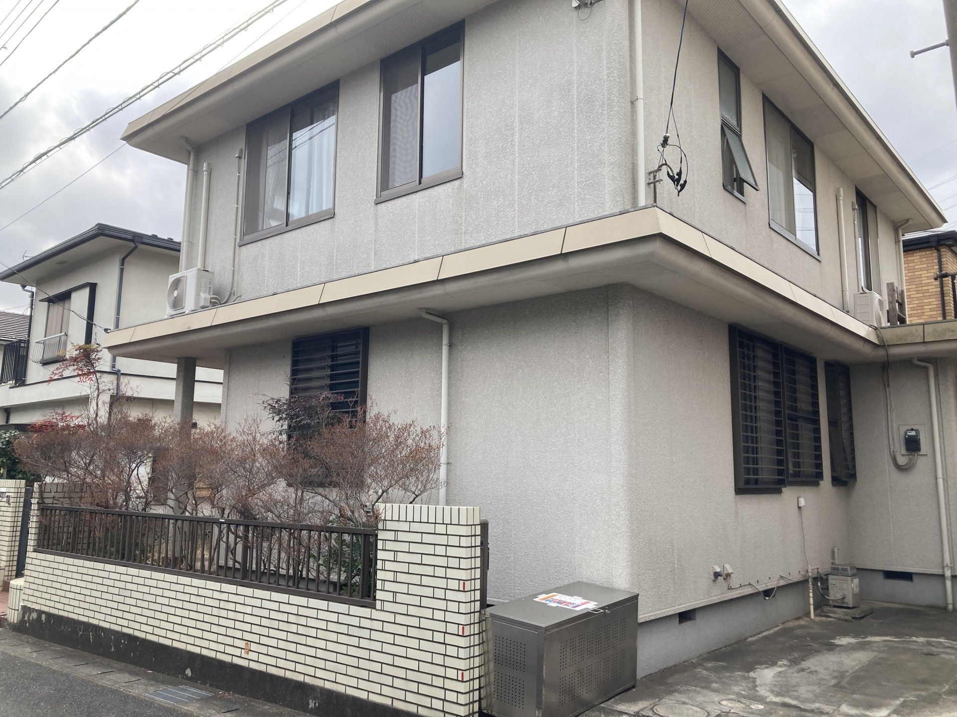 落ち着いた外観の建物