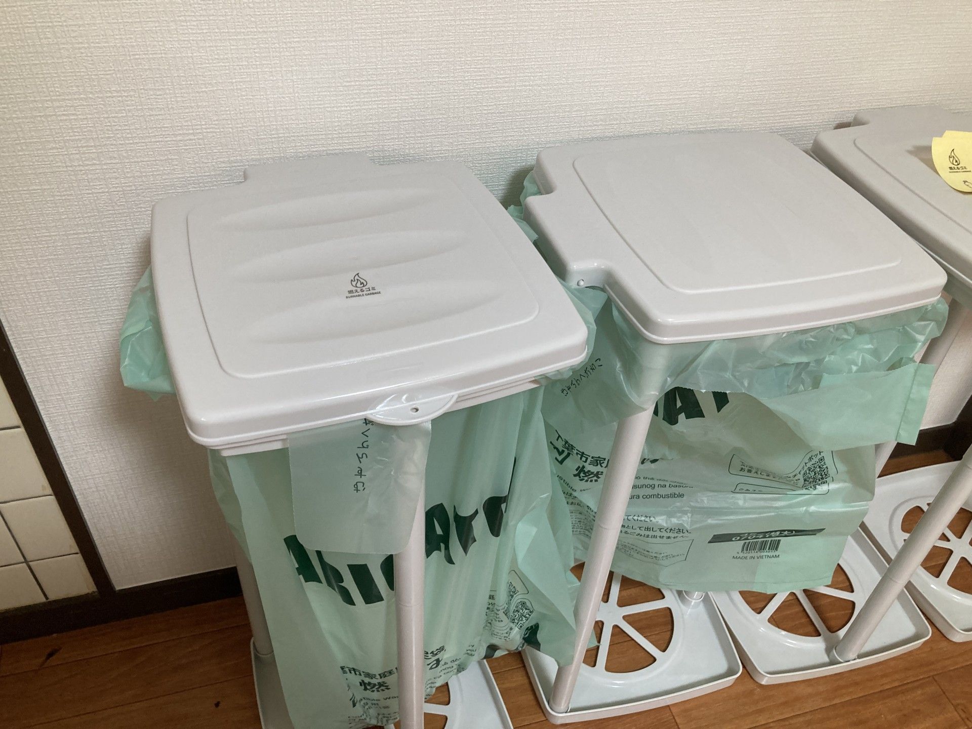 清潔なゴミ箱の並び