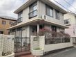 落ち着いた外観の建物