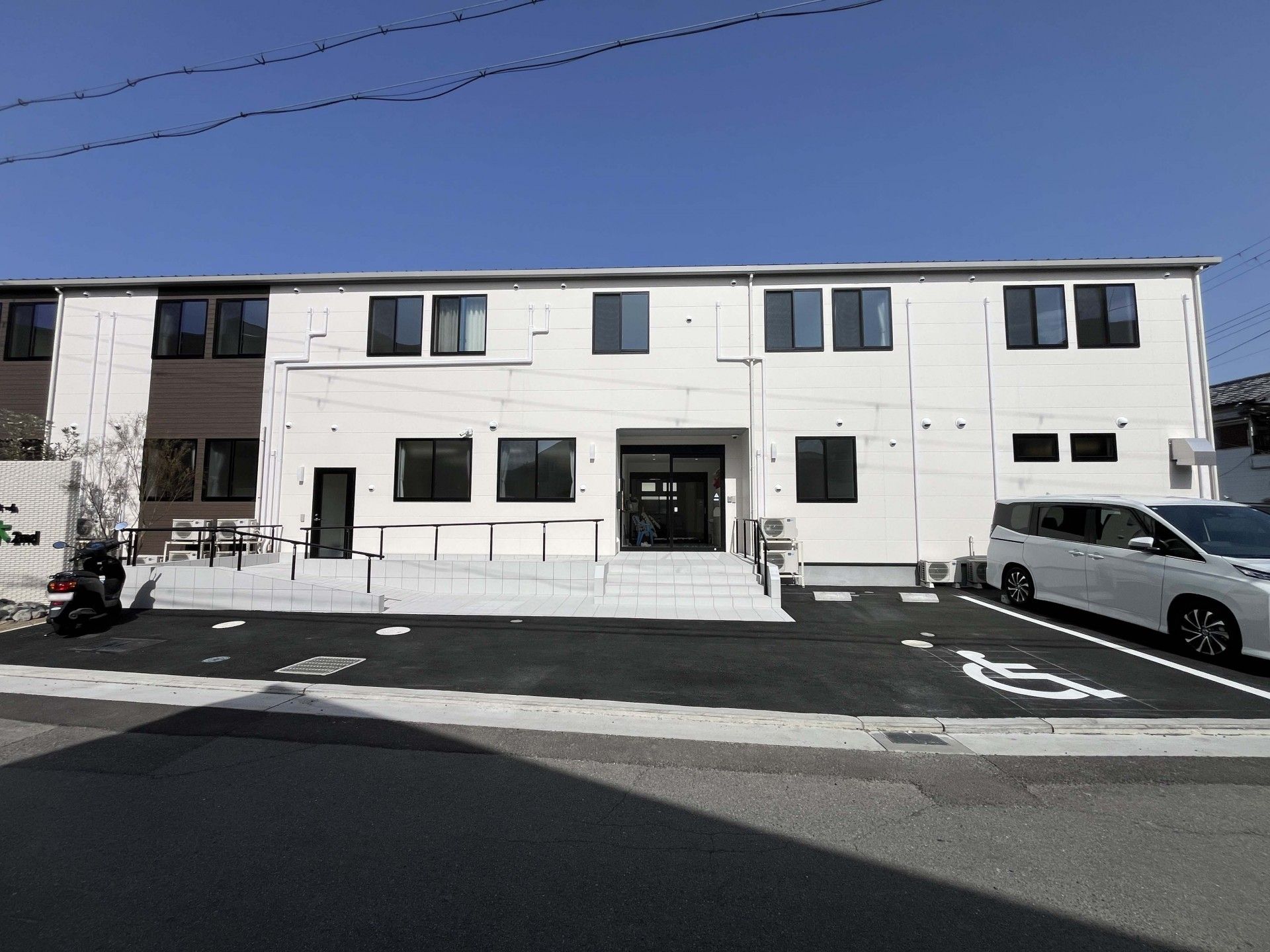 白い建物の外観