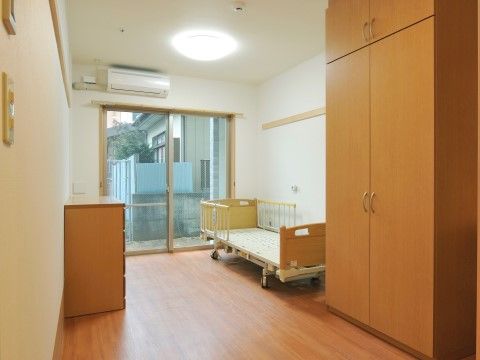 居室には天井までの高さがある据付の収納家具がある。観音開きの扉が上下に付いている。その他にキャビネットやベッドを設置している。
