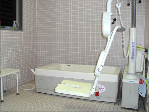 浴室には中が見えにくく、侵入を防げるルーバー窓を採用している。特殊な浴槽を設置して、介護入浴を行なっている。
