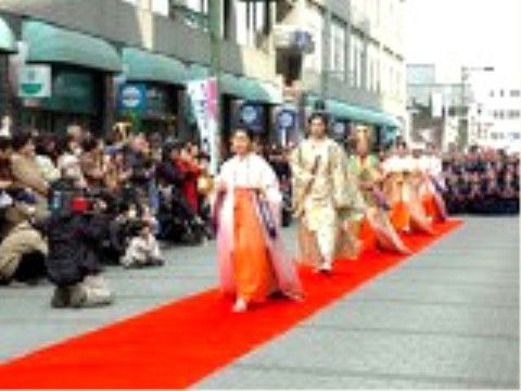 街では毎年恒例のパレードが行われる。入居者様とスタッフ、またはご家族と華やかなパレードを見に行く機会がある。