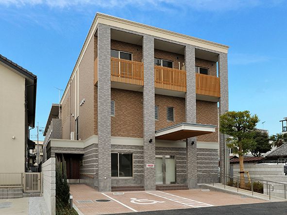 閑静な住宅街に位置し、おしゃれなデザインが目を引く施設外観