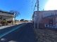 広々とした駐車場のある建物