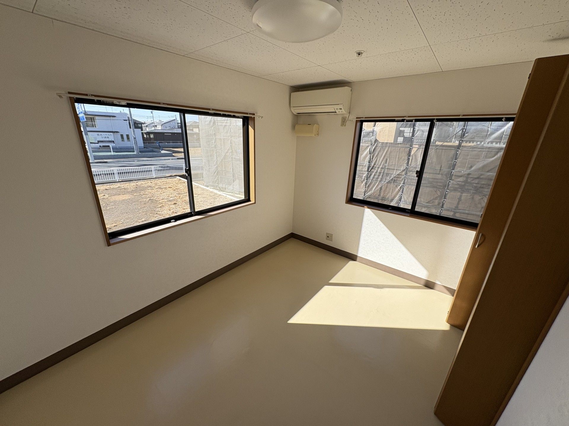 日差しが差し込む部屋
