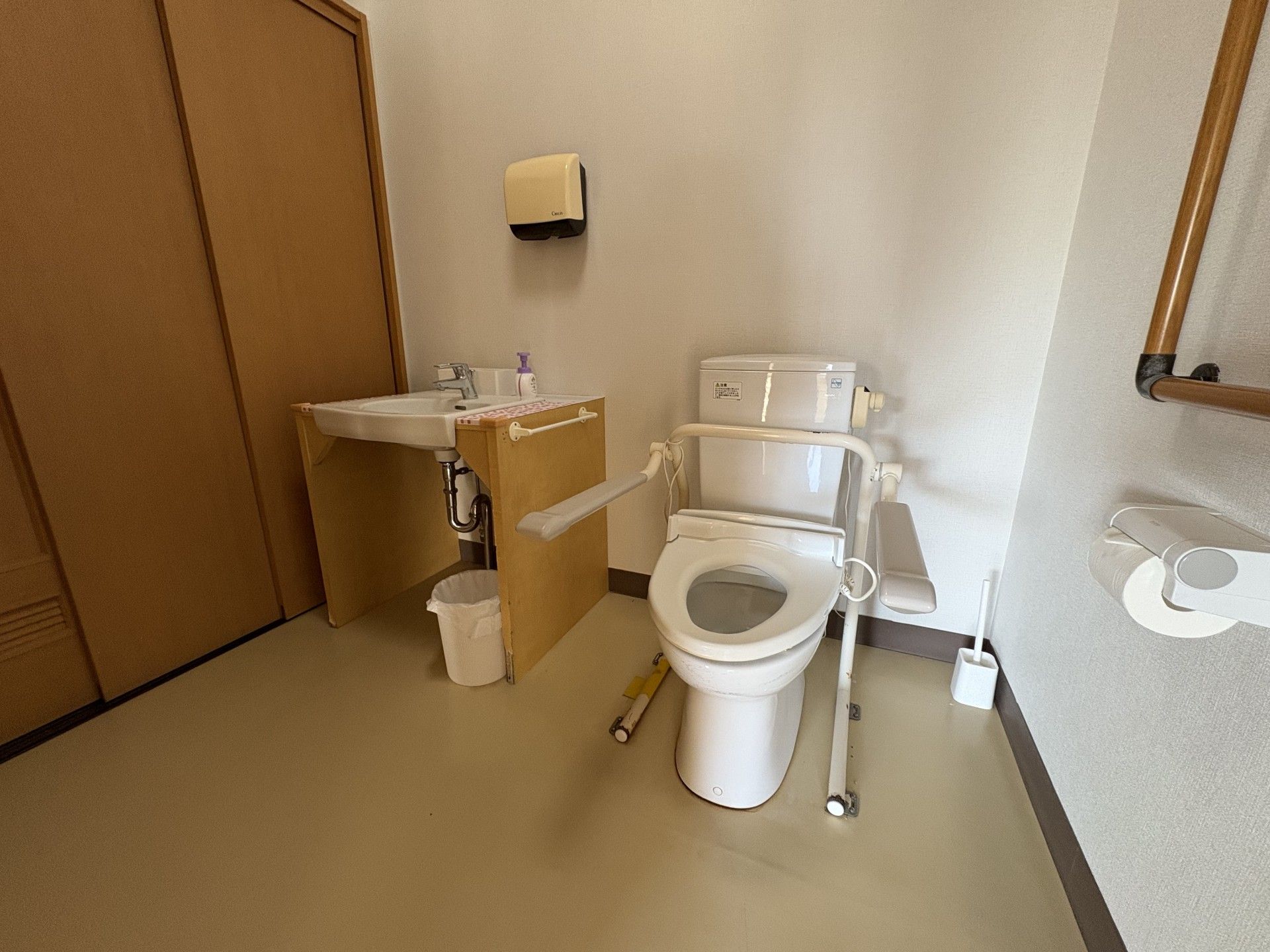 手すり付きのトイレ