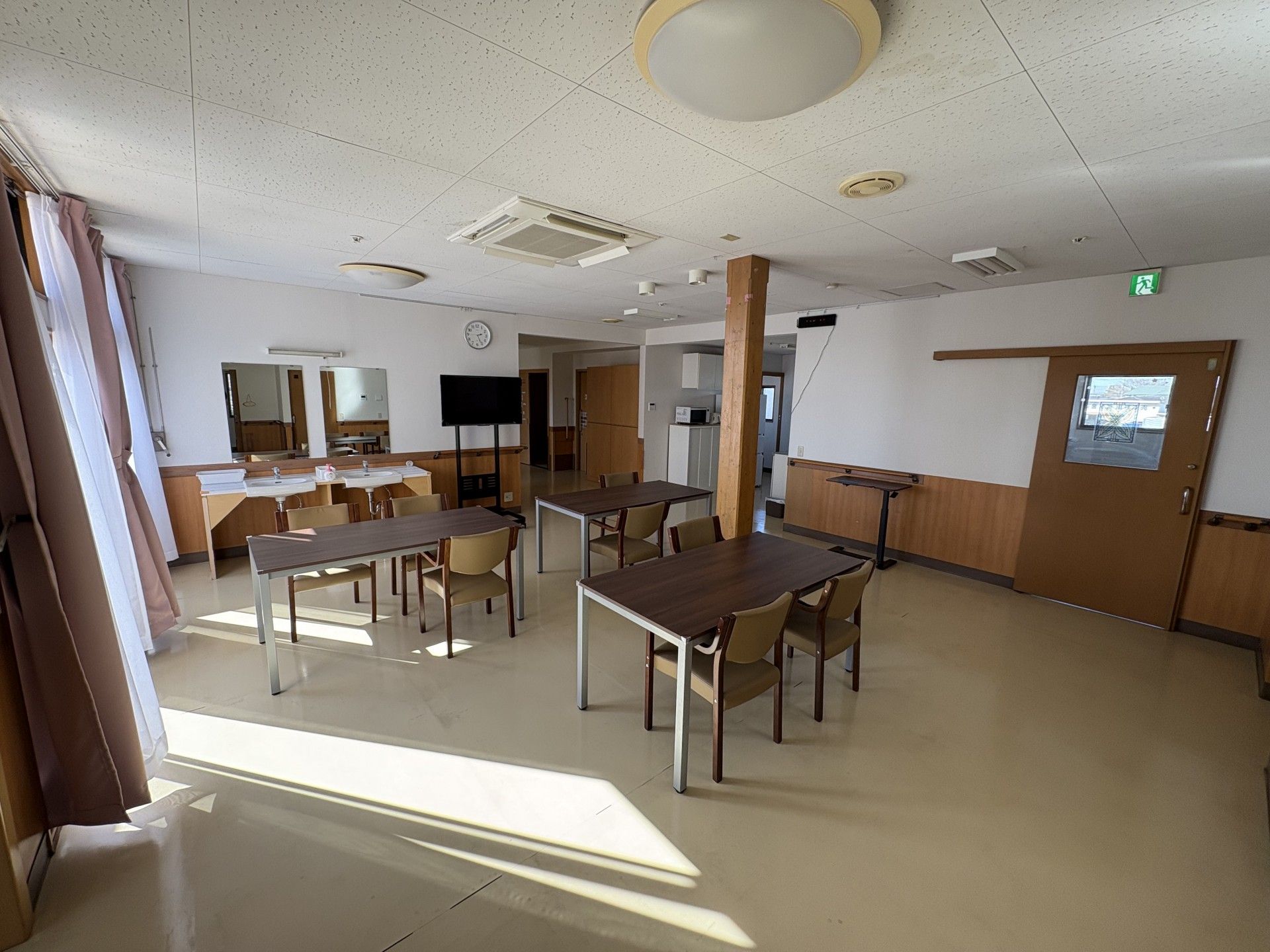 日差しが差し込む部屋