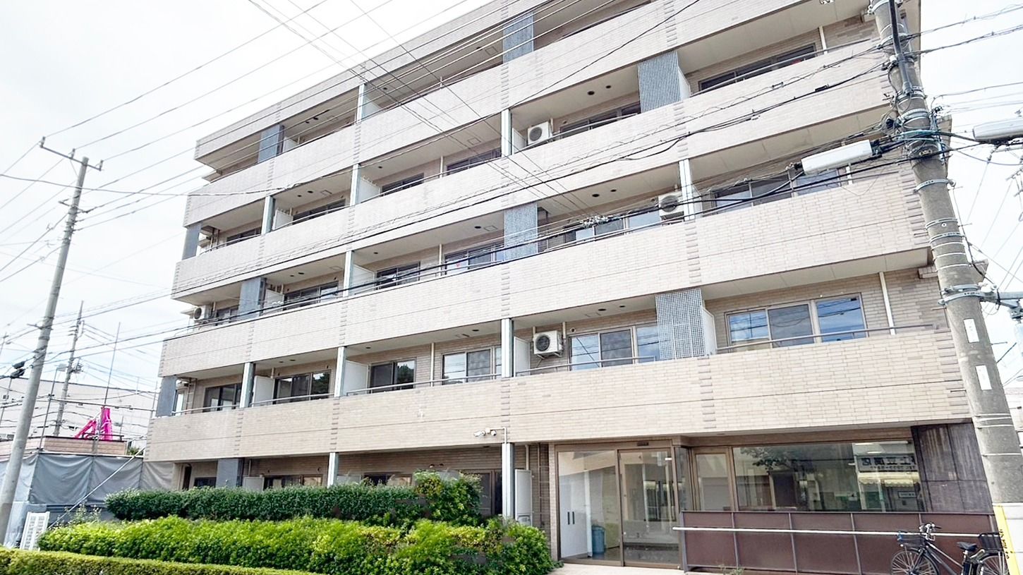落ち着いた外観の建物