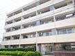 落ち着いた外観の建物