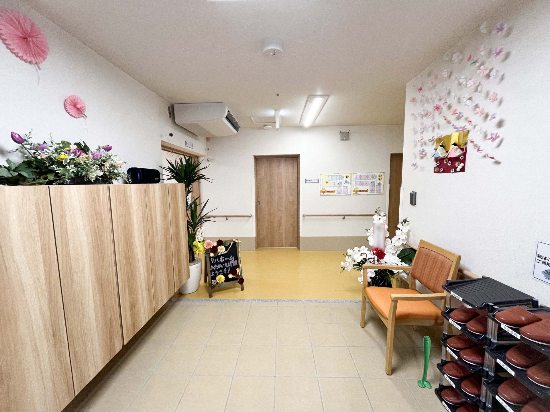 飾り付けが施された廊下