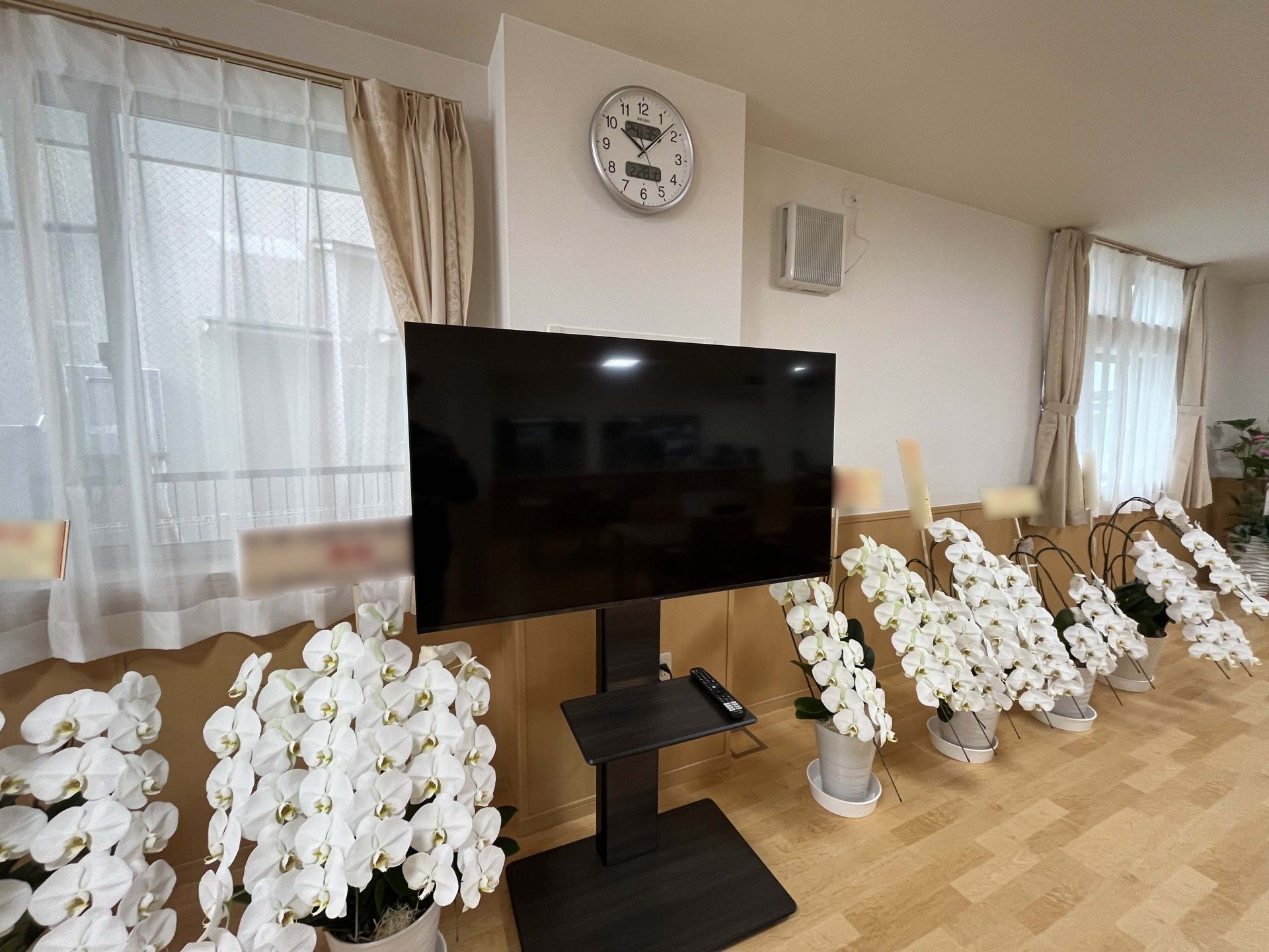 テレビと花が並ぶ部屋