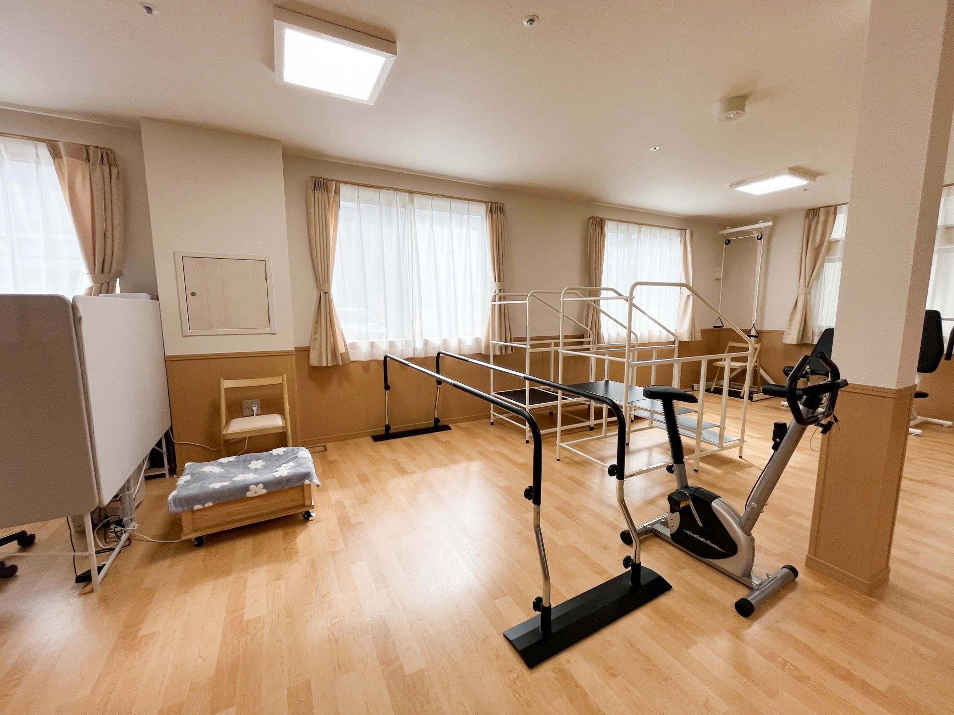 リハビリ用具が並ぶ部屋