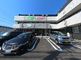 駐車場のある建物の外観