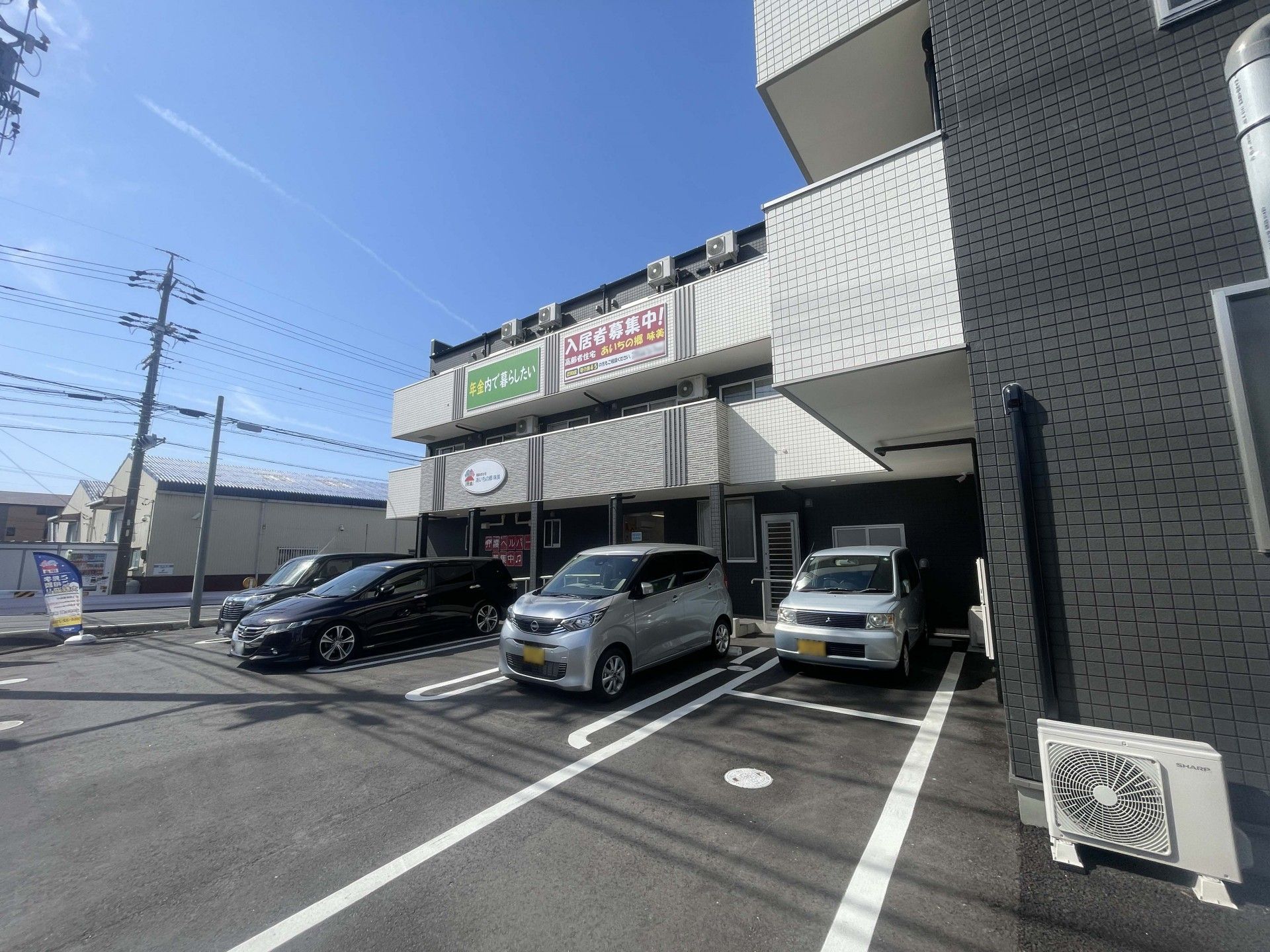 駐車場のある建物外観