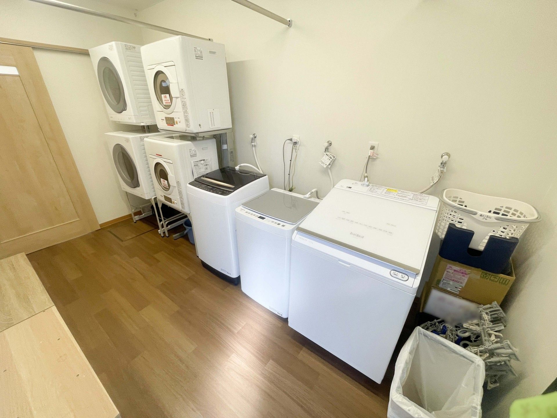 洗濯機と乾燥機のある部屋
