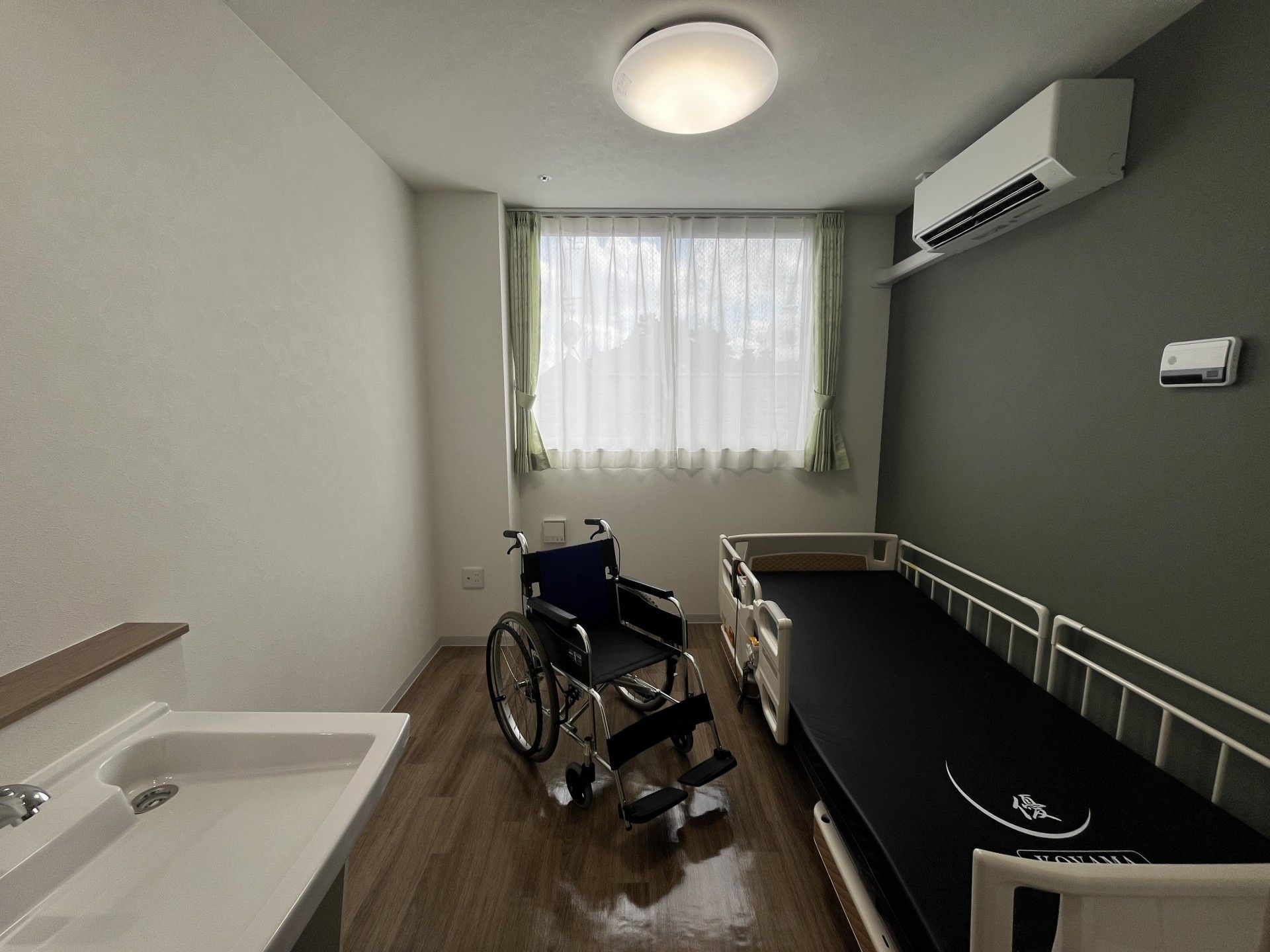 車椅子とベッドのある部屋