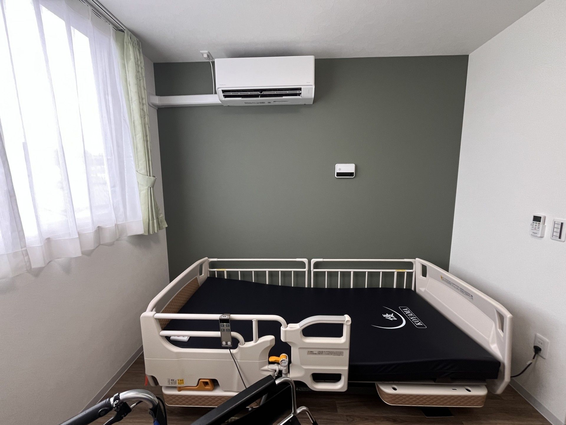 ベッドと車椅子のある部屋