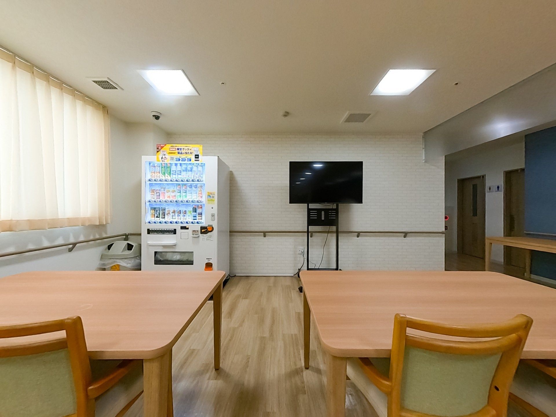 自動販売機とテレビのある部屋