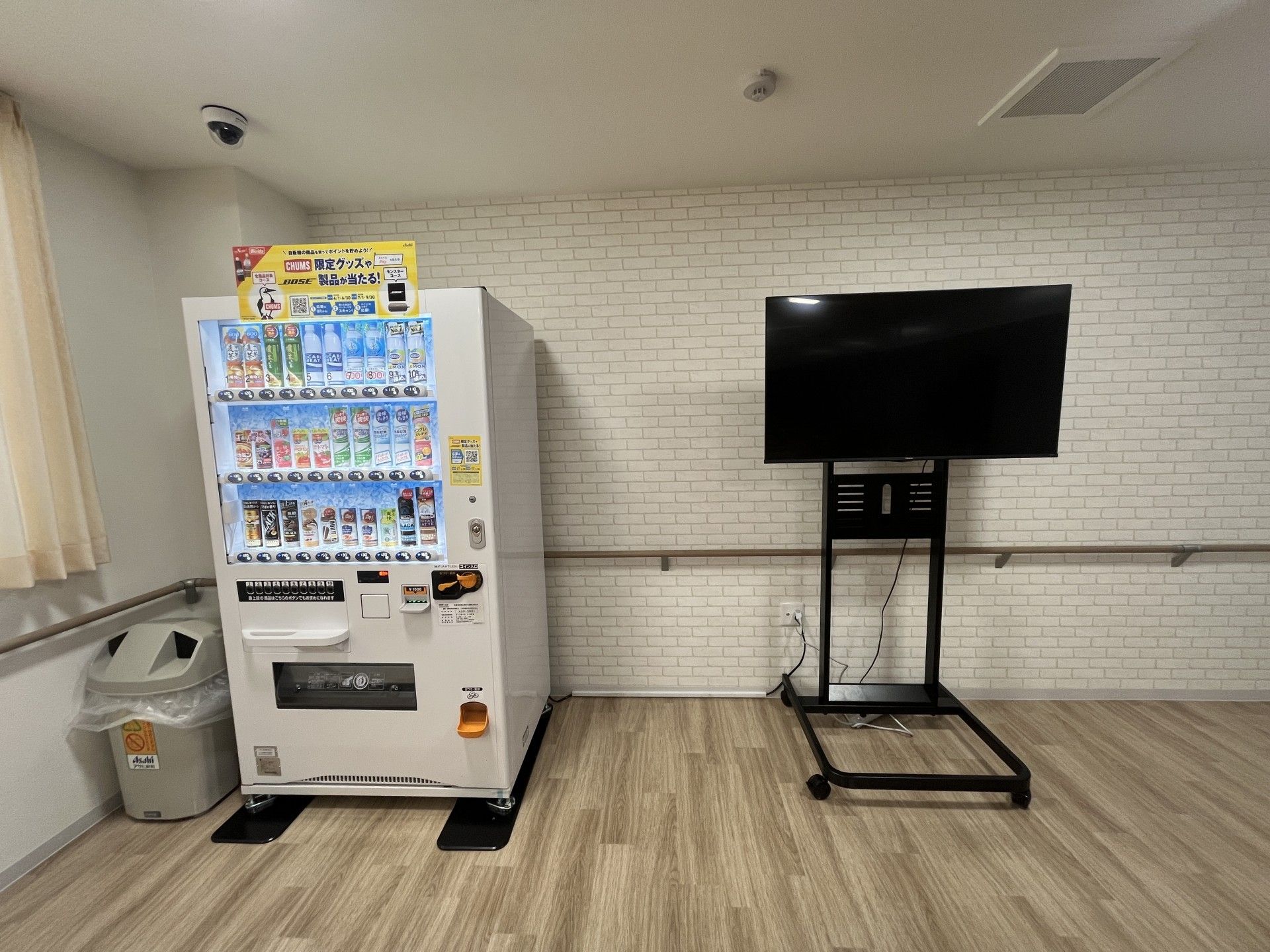 飲み物の自動販売機とテレビ