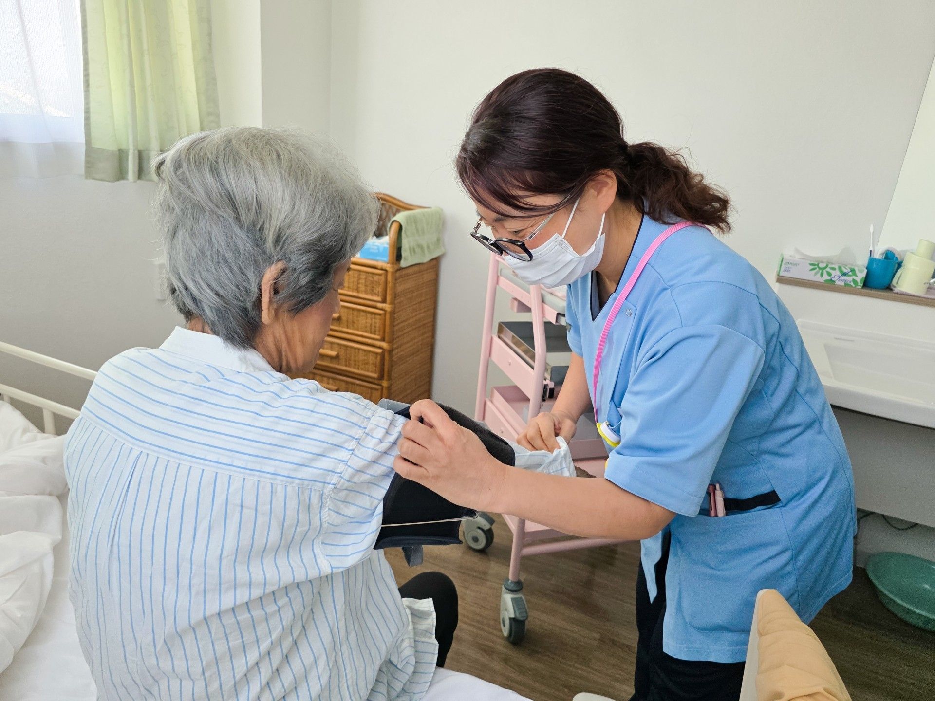 看護師が血圧を測る部屋