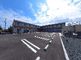 広々とした駐車場の外観