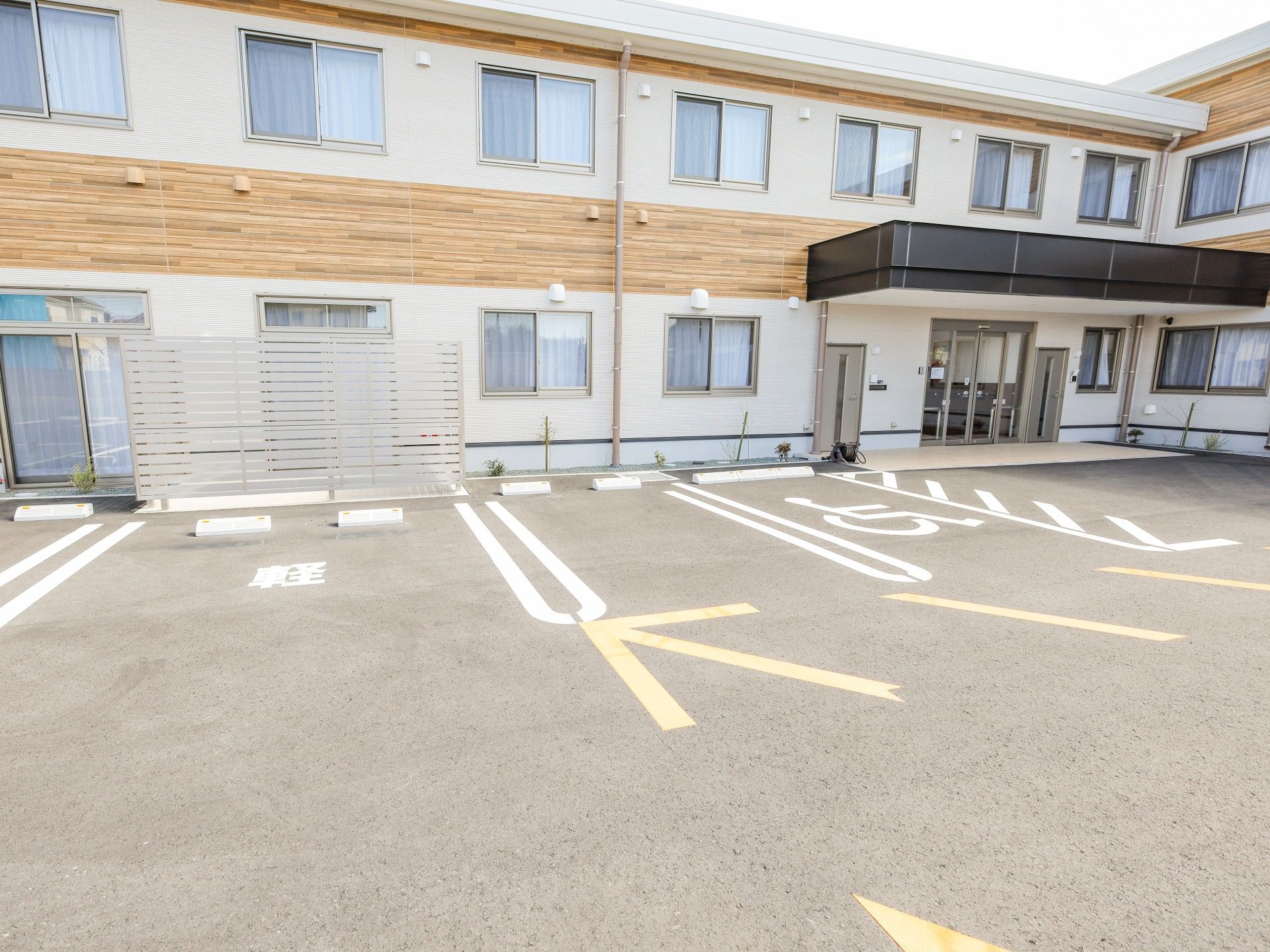 駐車場のある建物外観