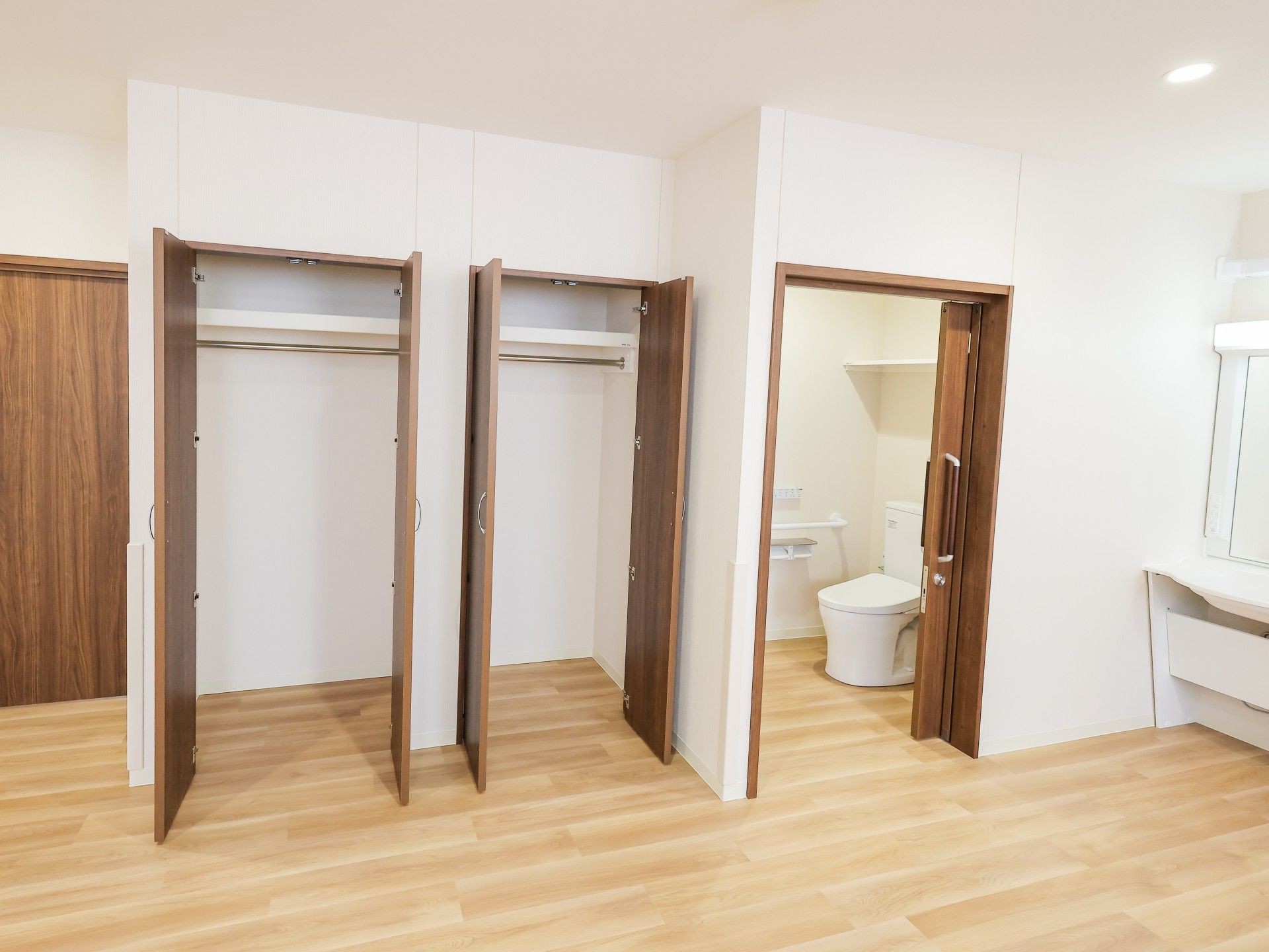 収納とトイレのある部屋