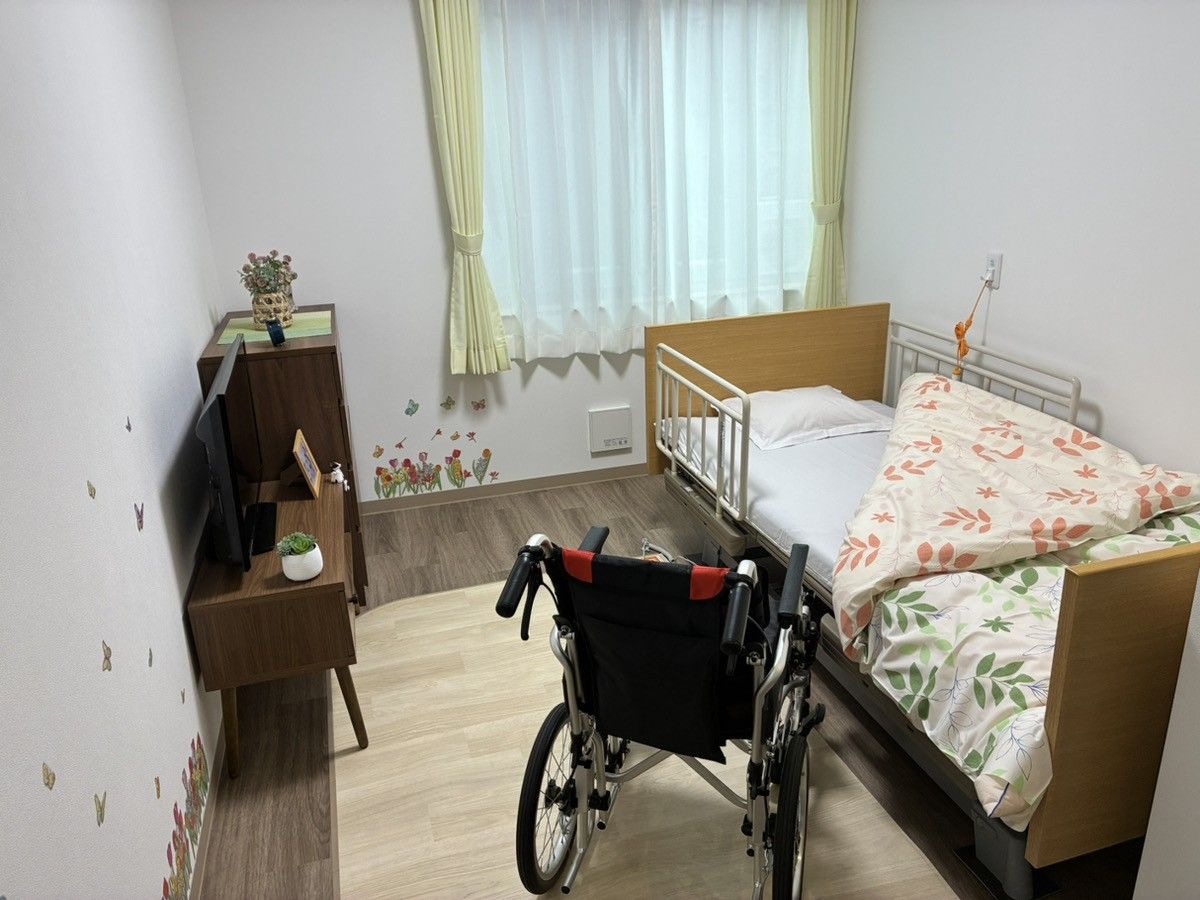 車椅子とベッドのある部屋