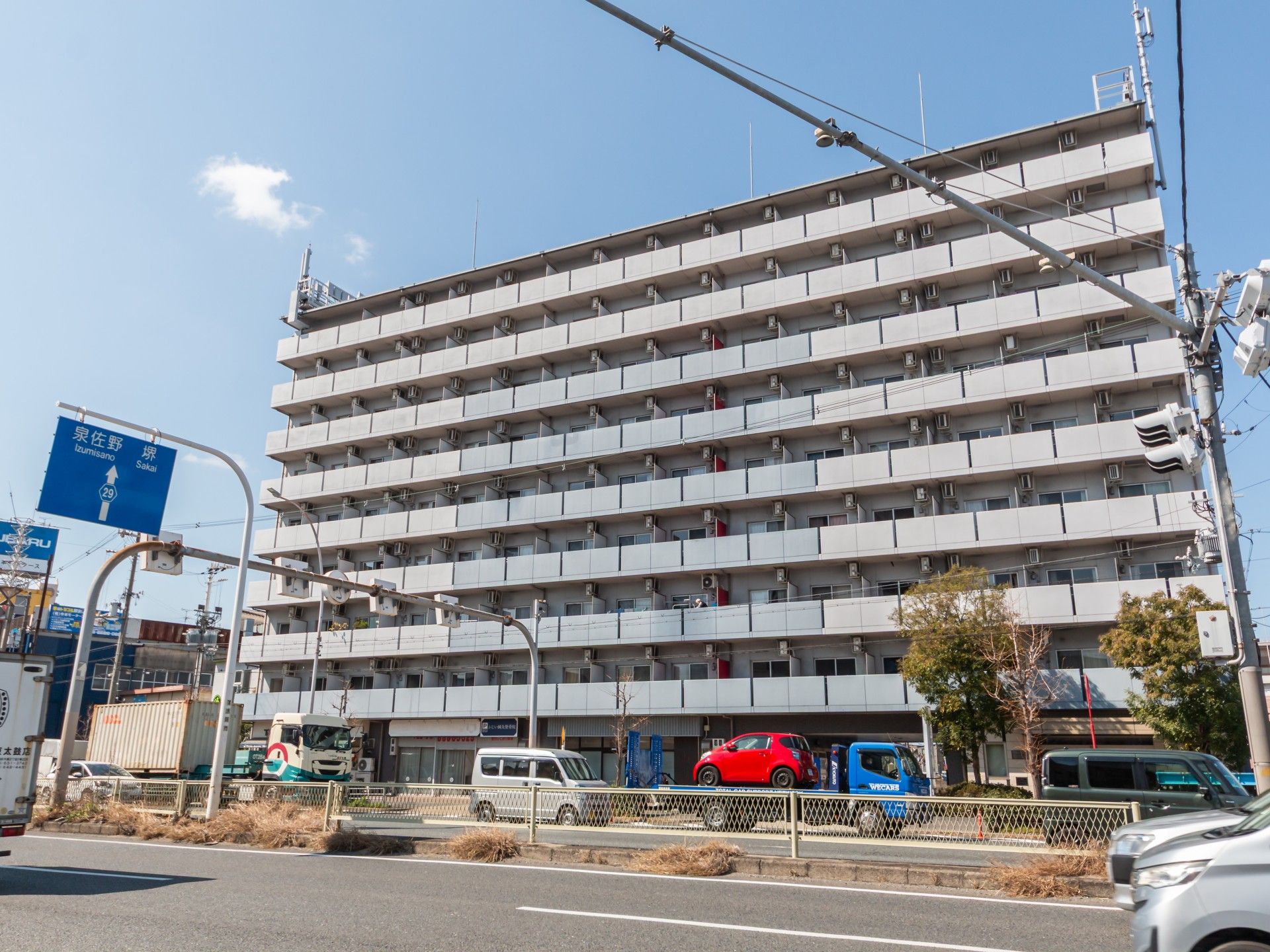 大通り沿いの建物外観