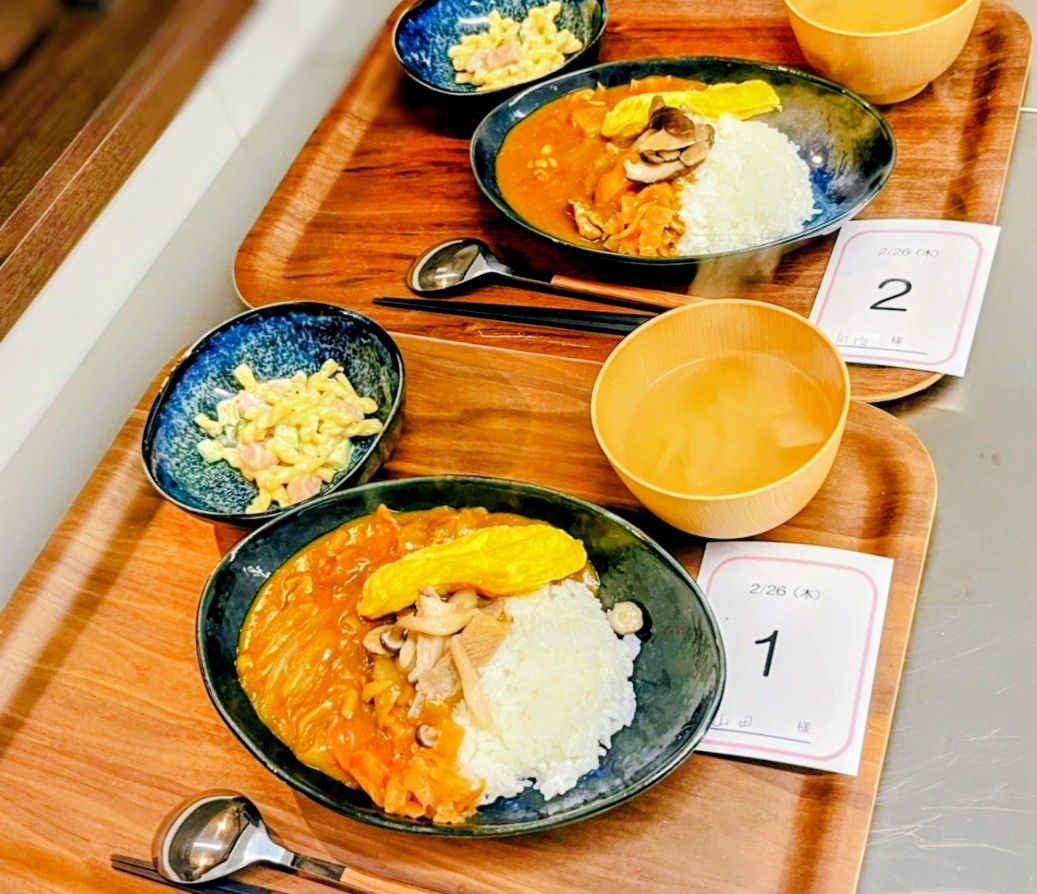 食事トレーの上の料理