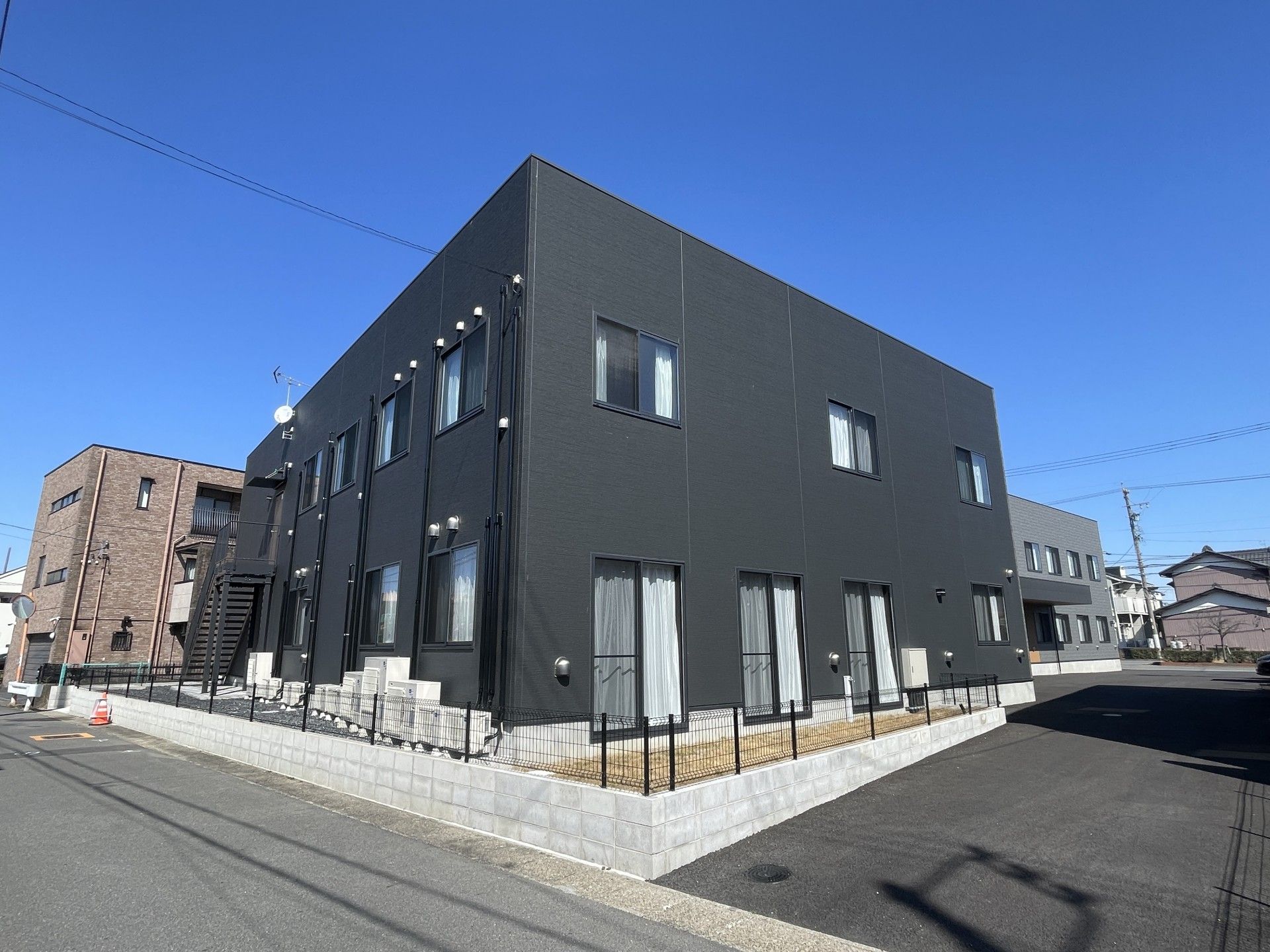 落ち着いた外観の建物