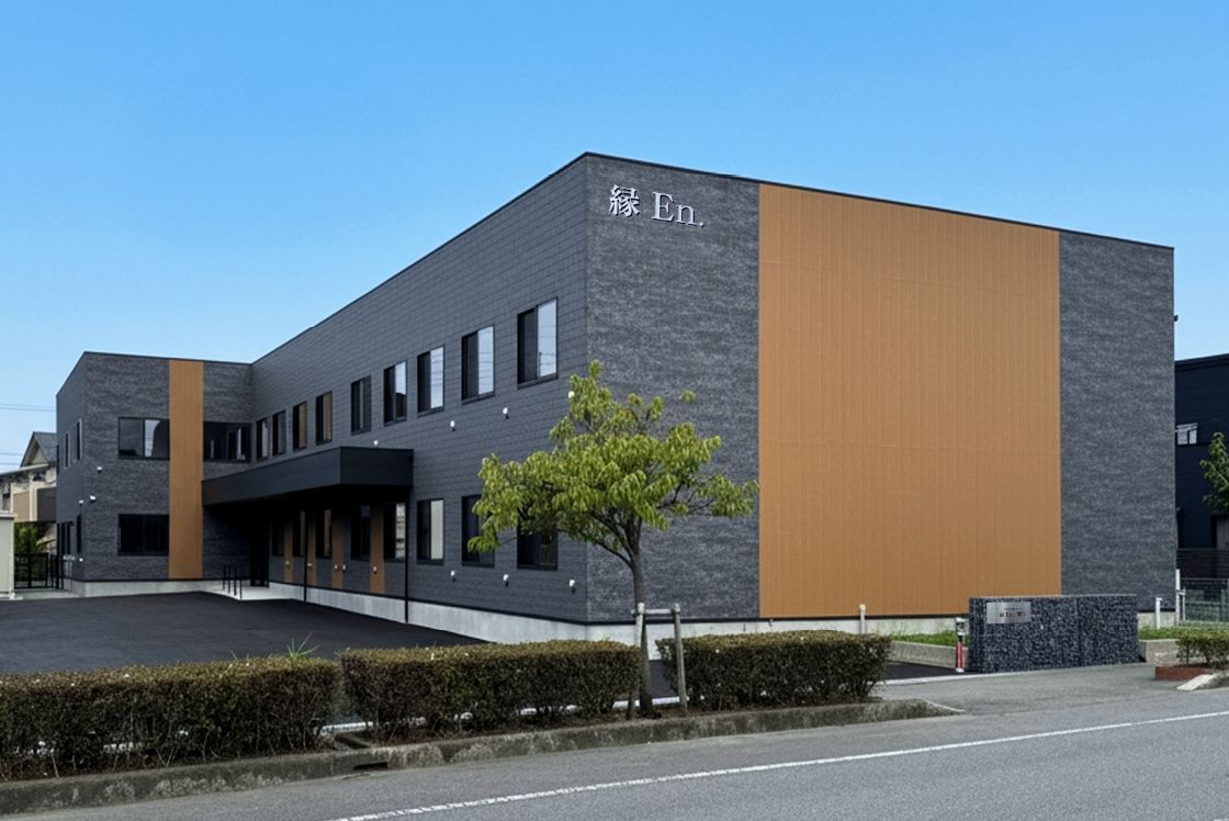 道路沿いの建物外観