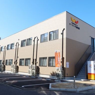 日差しが差し込む建物外観