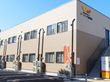 日差しが差し込む建物外観