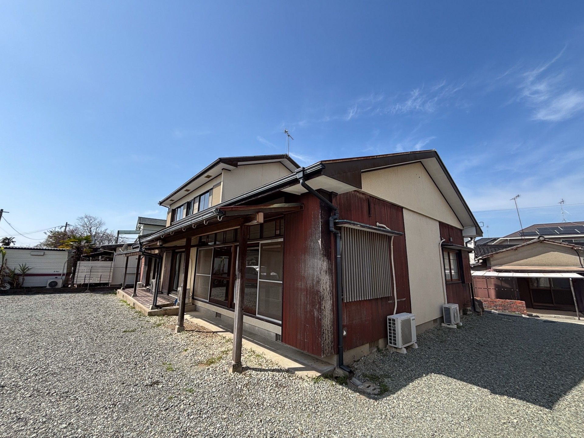 広い庭のある建物外観
