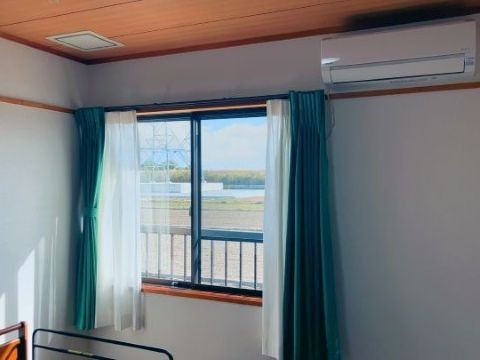 窓辺の風景が見える部屋