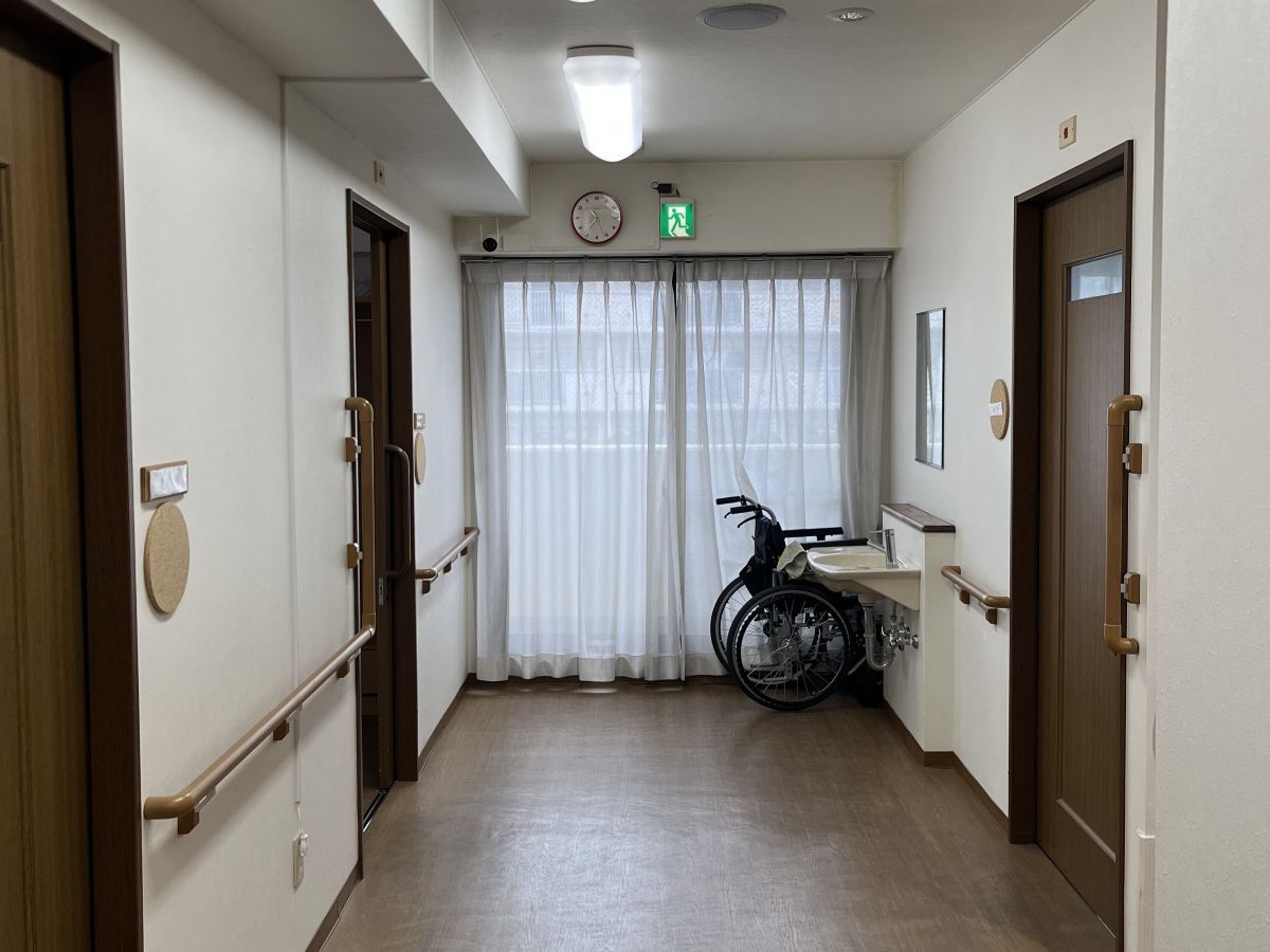 車椅子と洗面台のある廊下