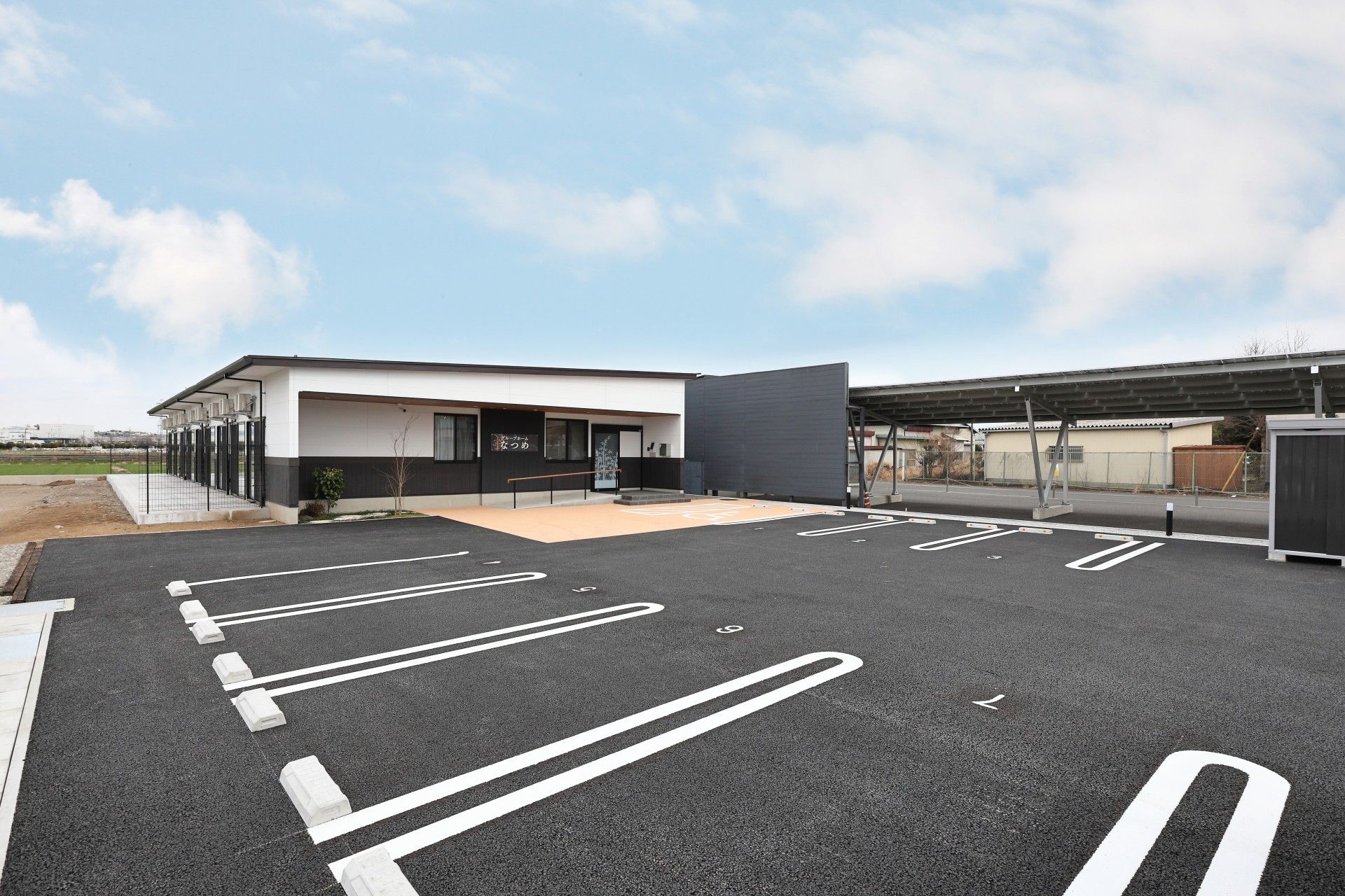 広い駐車場と建物の外観