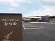 駐車場と建物の外観