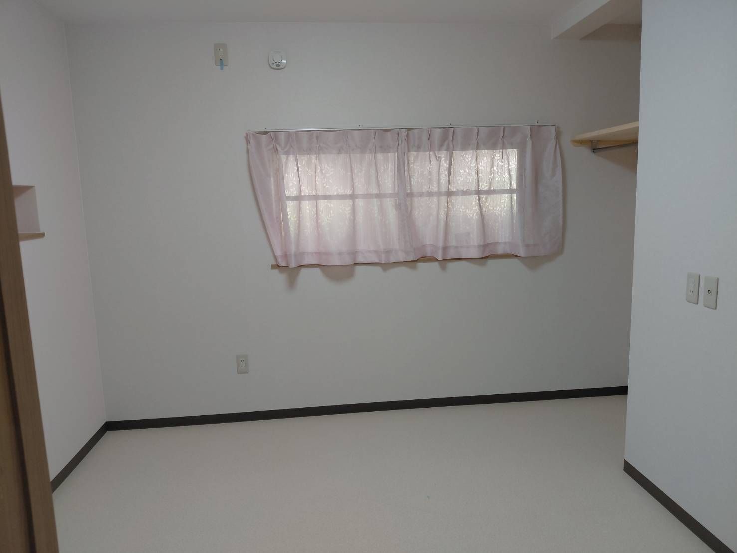 窓際のカーテン付き部屋