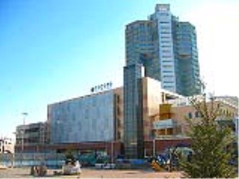 最寄り駅には複合型商業施設が併設されている。ショッピングや外食をご家族様と一緒に楽しむ場所として利用できる。