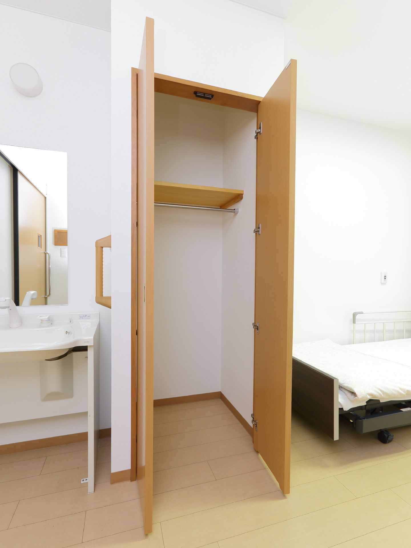 部屋にはクローゼットが完備されている。コートなどの丈の長い洋服も簡単に収納できる。また、上部に棚もあり、バッグや帽子などの小物も収納できる。