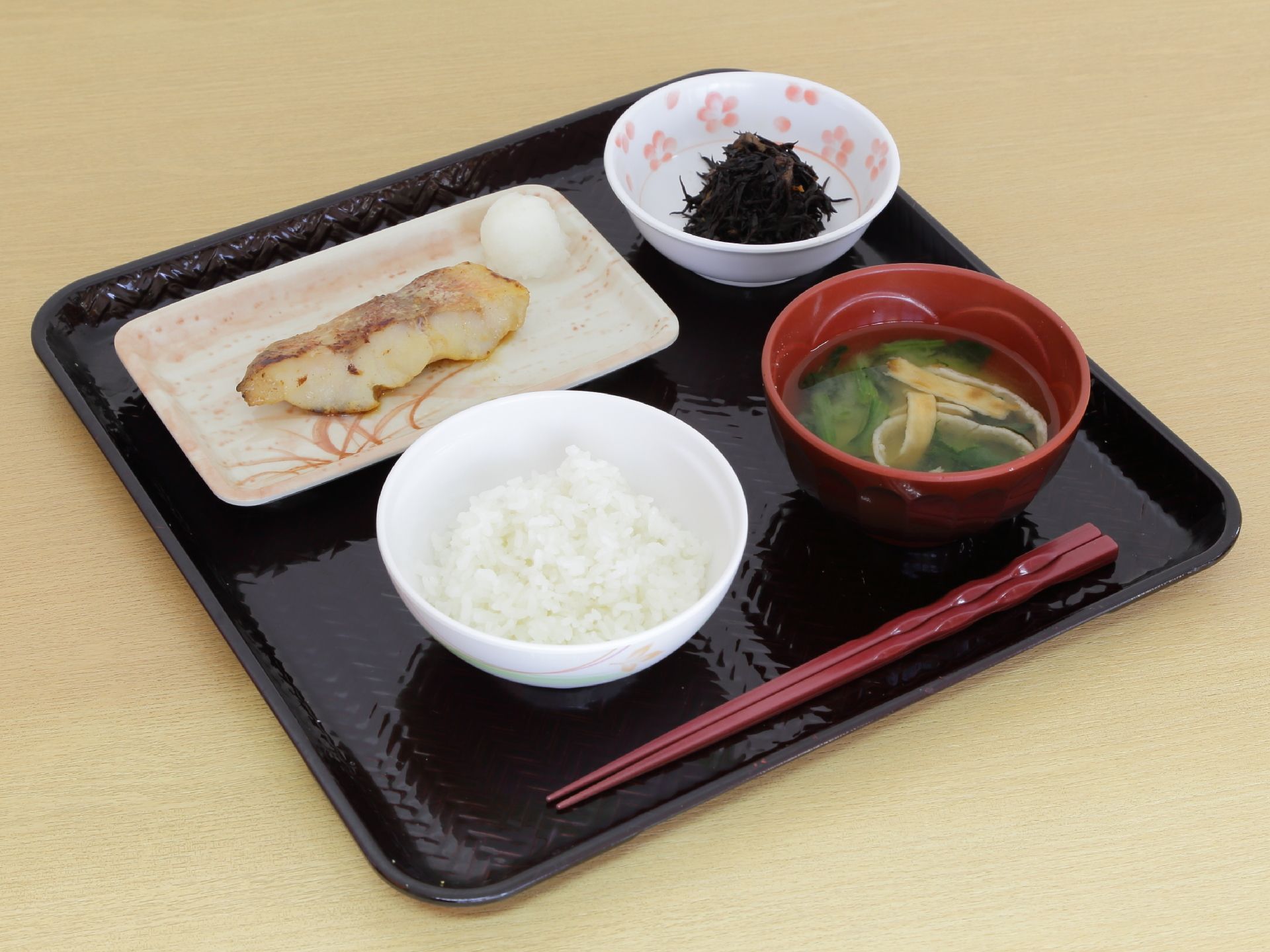 食事は栄養バランスを考えたもの。主食の他に主菜、副菜は2品である。固さや大きさなど、入居者のことを考えた調理法で作っている。