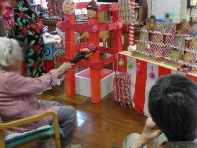 楽しい射的ゲームの様子